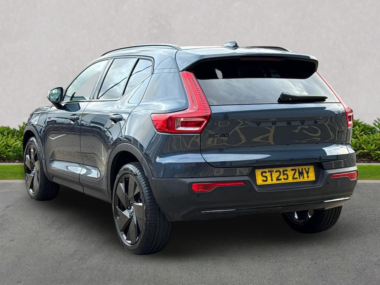 Used Volvo XC40 2025 for sale - 76570968: Photo 2