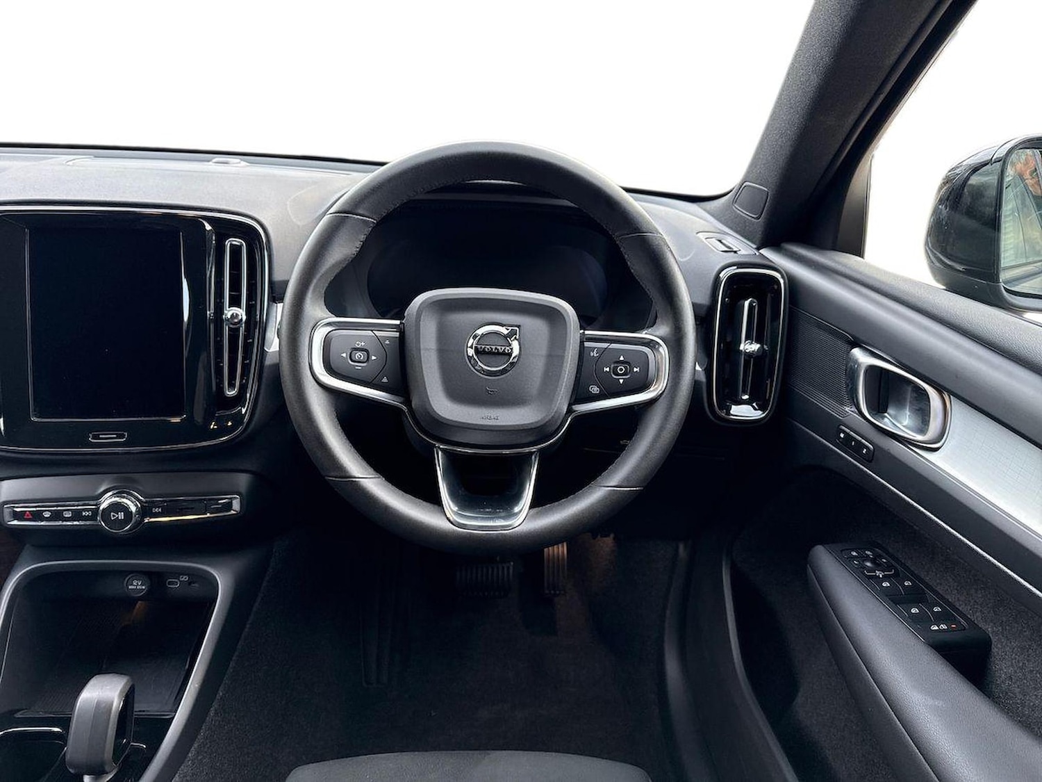 Used Volvo XC40 2025 for sale - 76570968: Photo 9