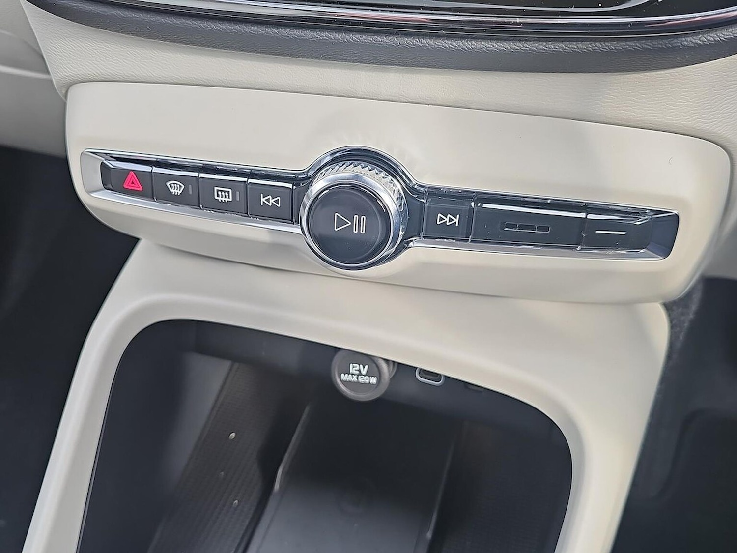 Used Volvo XC40 2025 for sale - 76220411: Photo 12