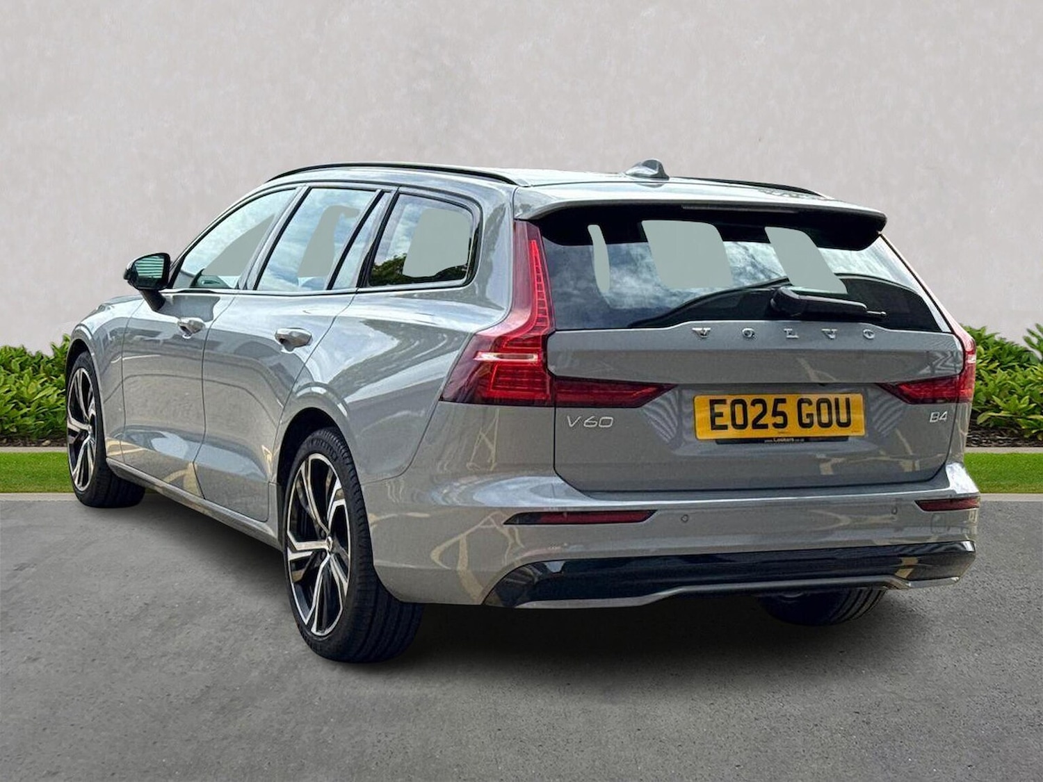 Used Volvo V60 2025 for sale - 76376822: Photo 2