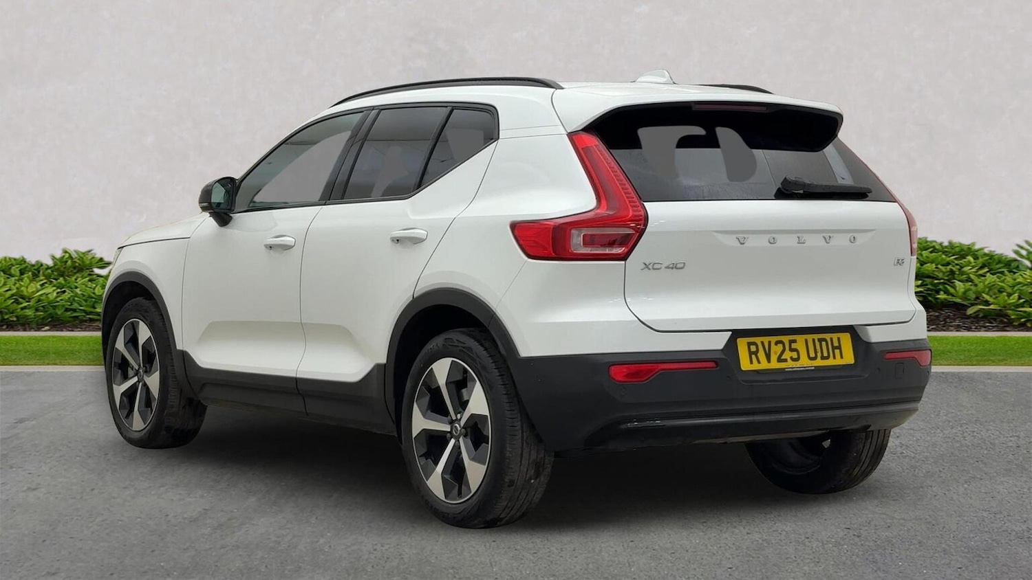 Used Volvo XC40 2025 for sale - 76464664: Photo 2