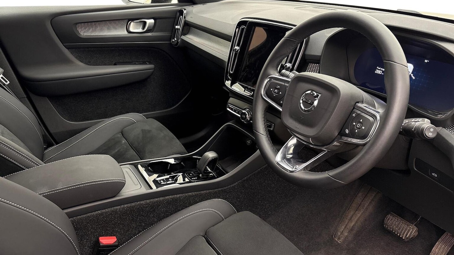 Used Volvo XC40 2025 for sale - 76471082: Photo 9