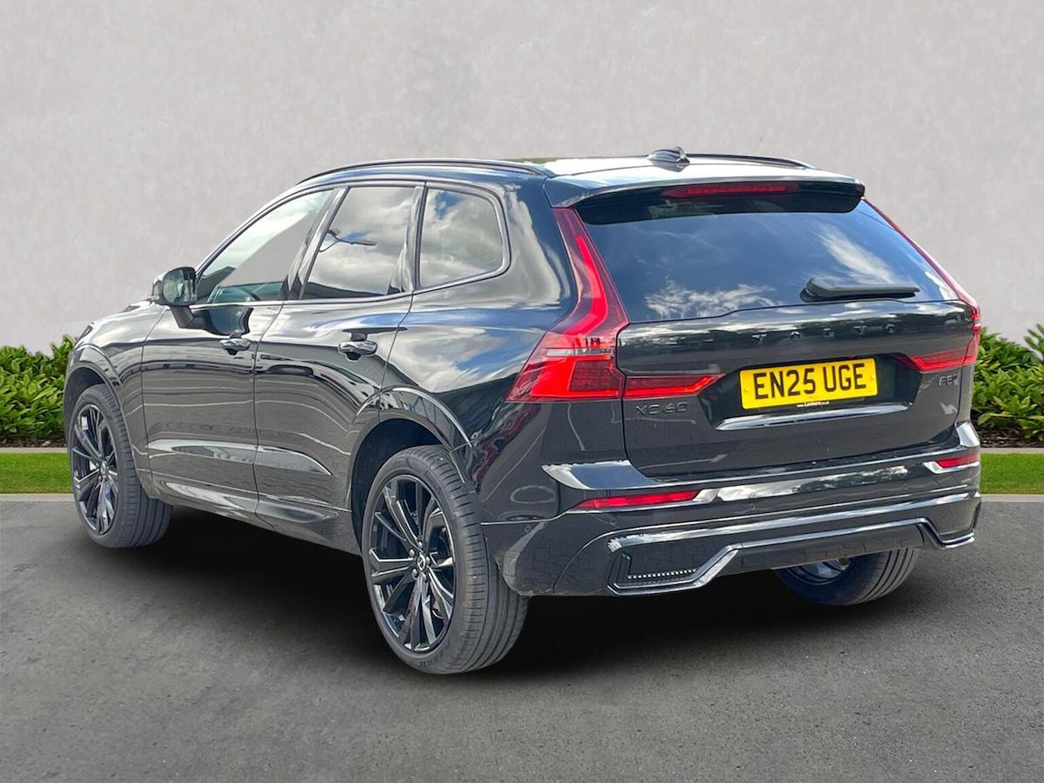 Used Volvo XC60 2025 for sale - 75982224: Photo 2