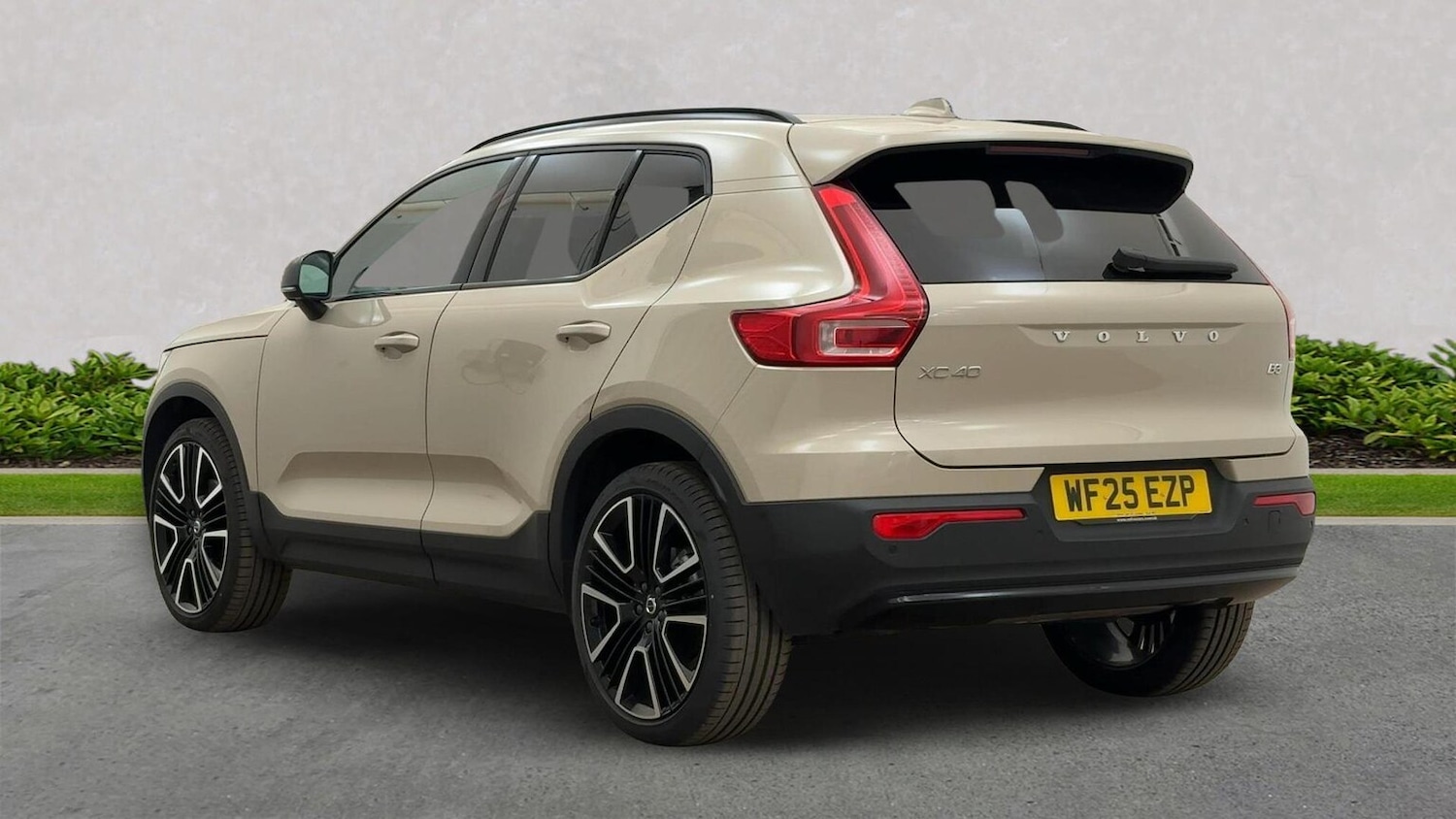 Used Volvo XC40 2025 for sale - 76450605: Photo 2