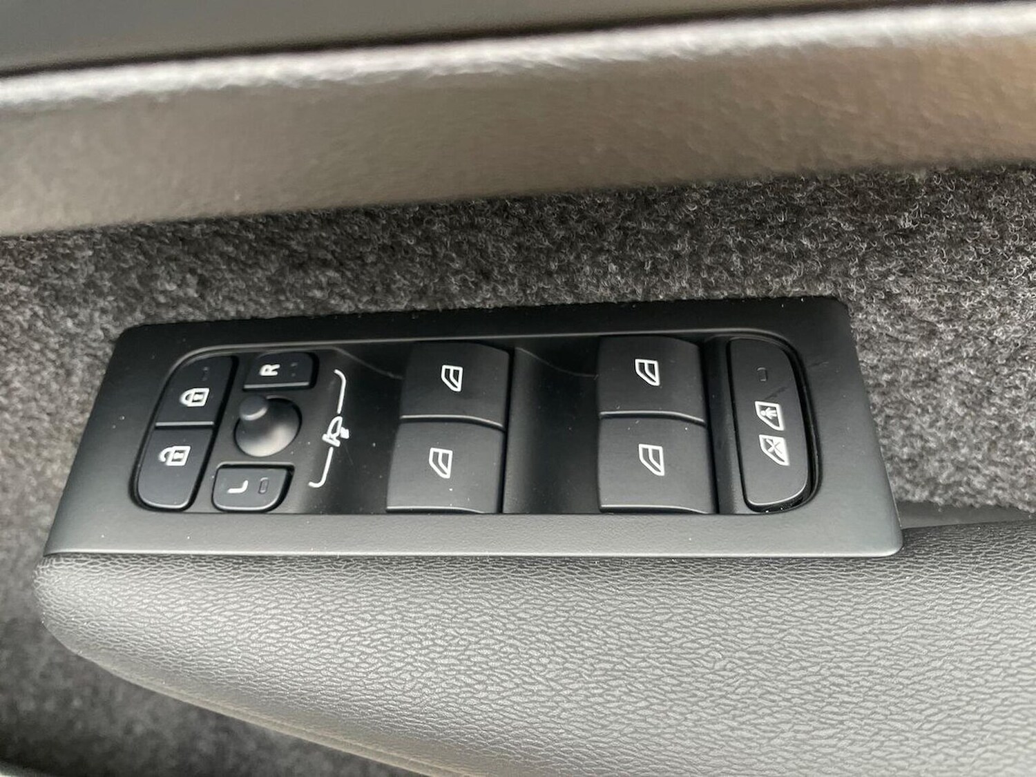 Used Volvo XC40 2025 for sale - 77487441: Photo 21