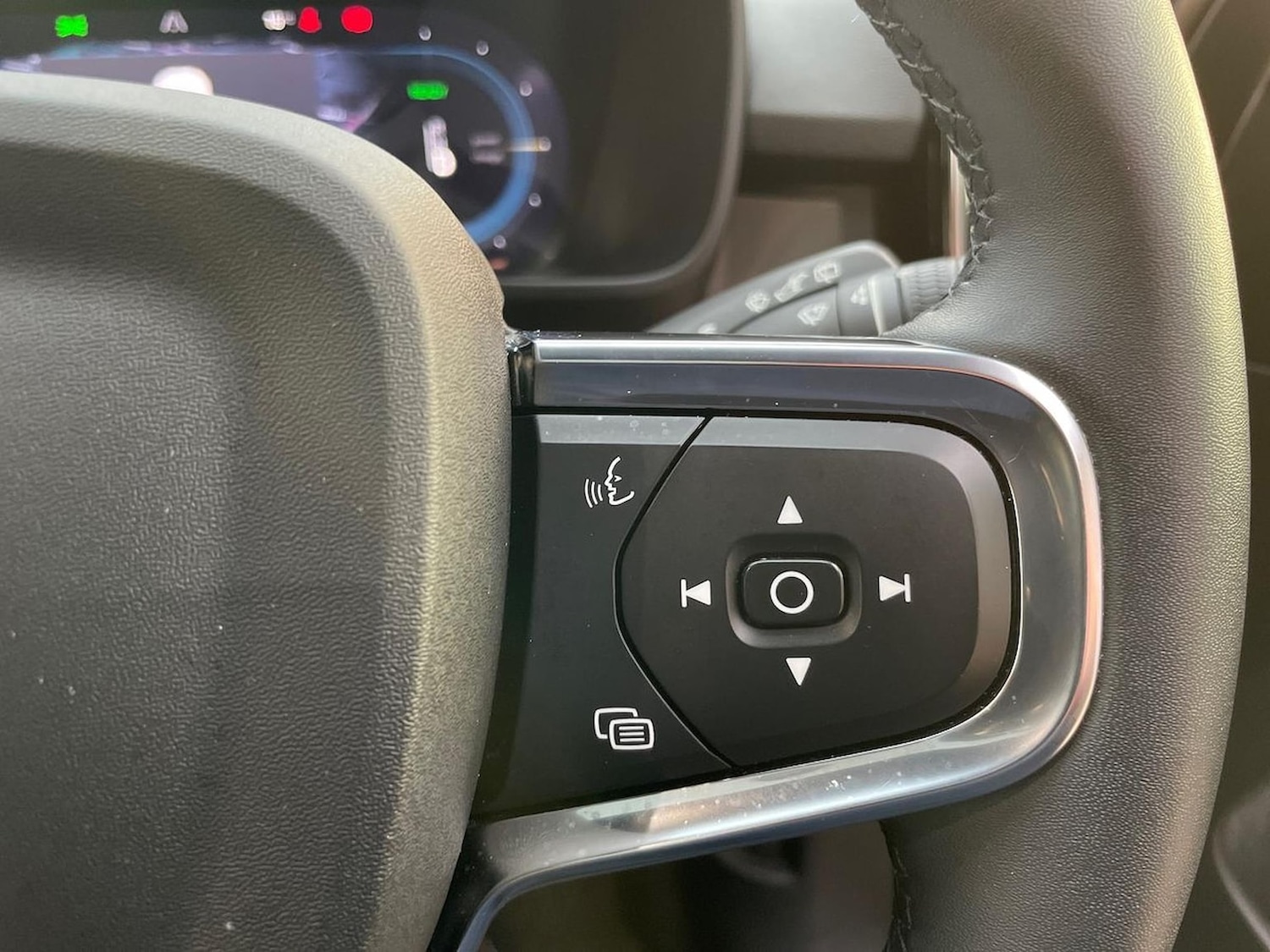 Used Volvo XC40 2023 for sale - 76504992: Photo 25