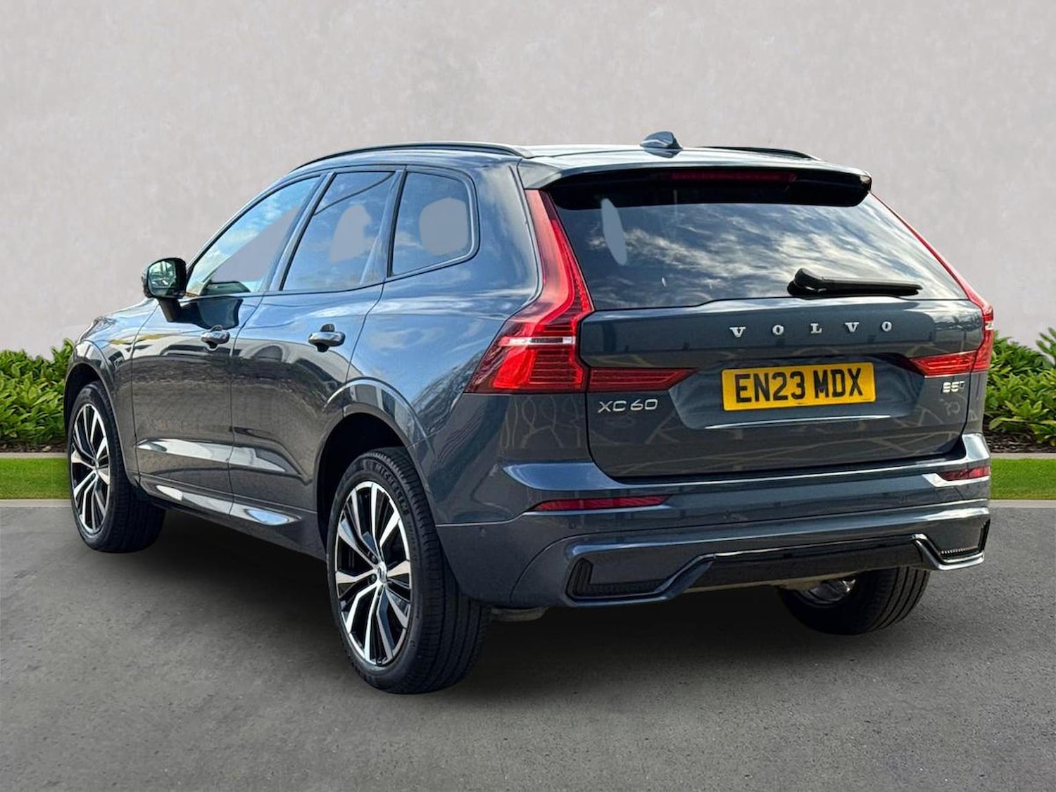 Used Volvo XC60 2023 for sale - 78192657: Photo 2