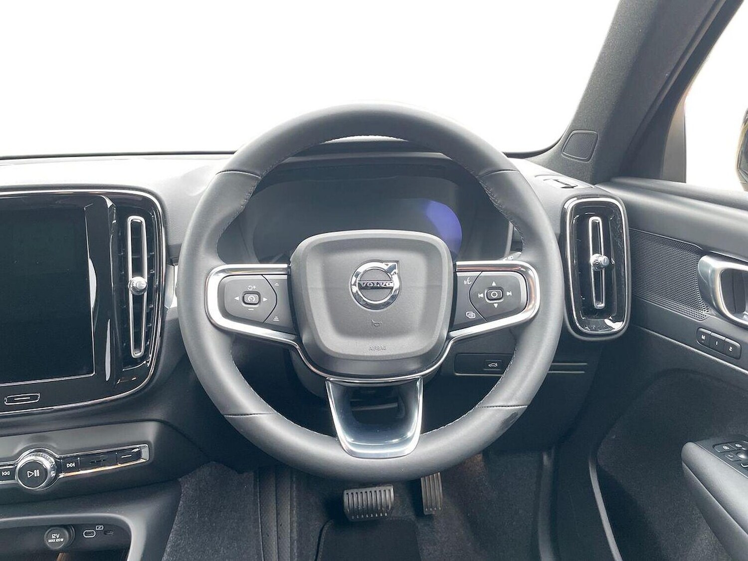 Used Volvo XC40 2025 for sale - 76264394: Photo 9