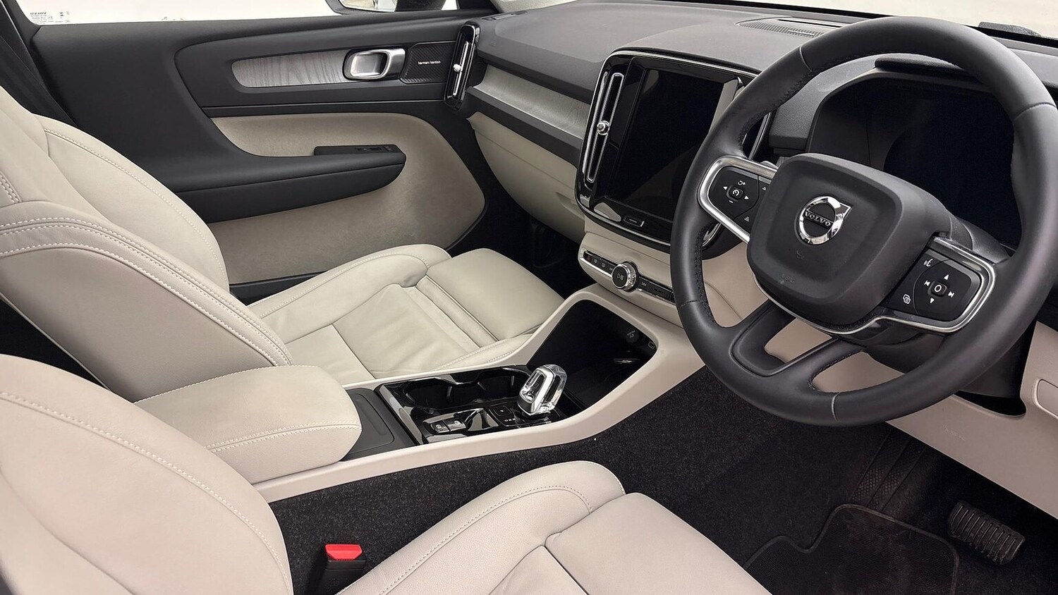 Used Volvo XC40 2025 for sale - 76565471: Photo 29