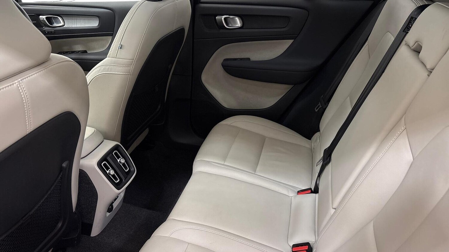 Used Volvo XC40 2024 for sale - 75982229: Photo 8