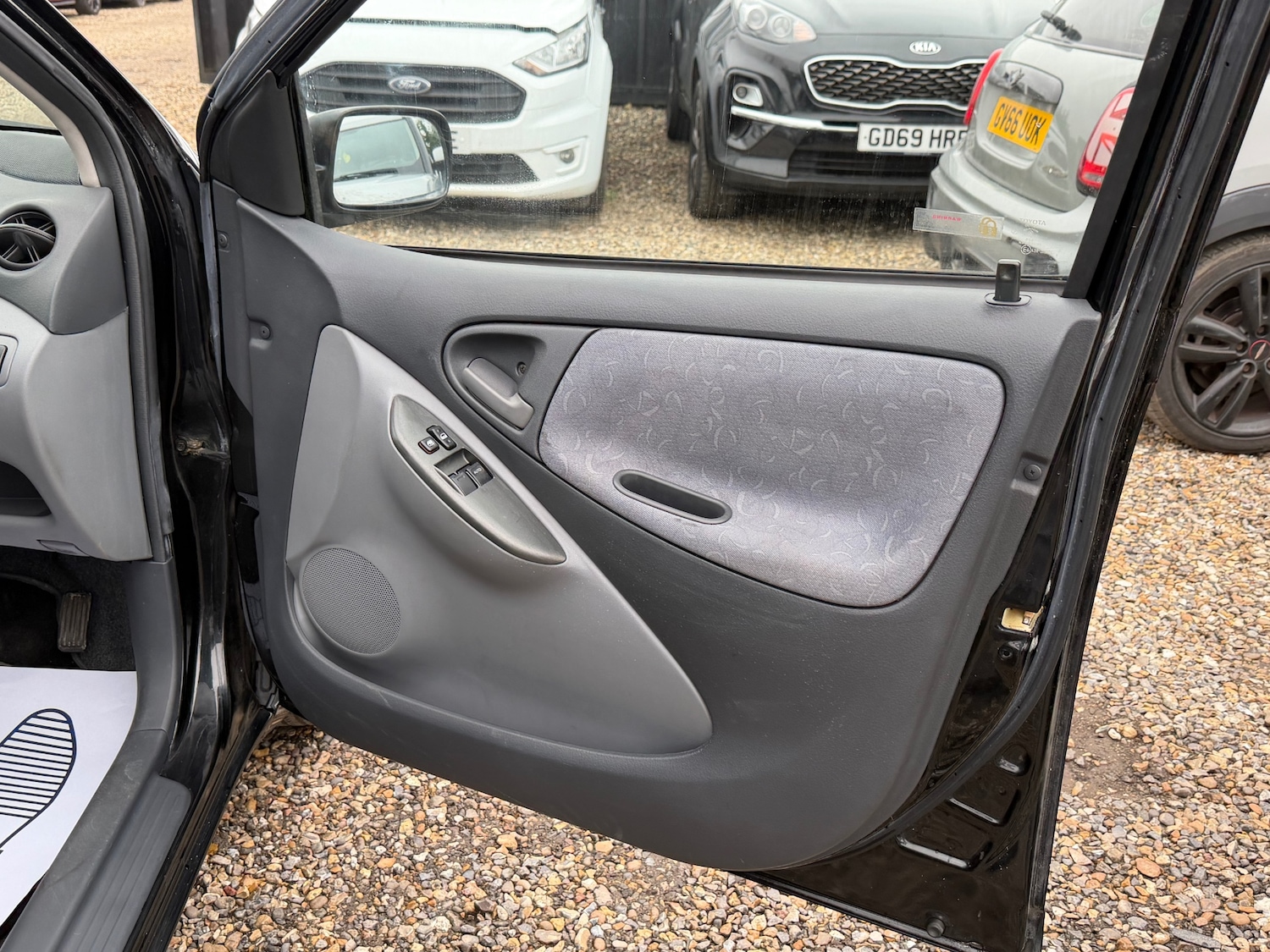 Used Toyota Yaris 2001 for sale - 77791364: Photo 8