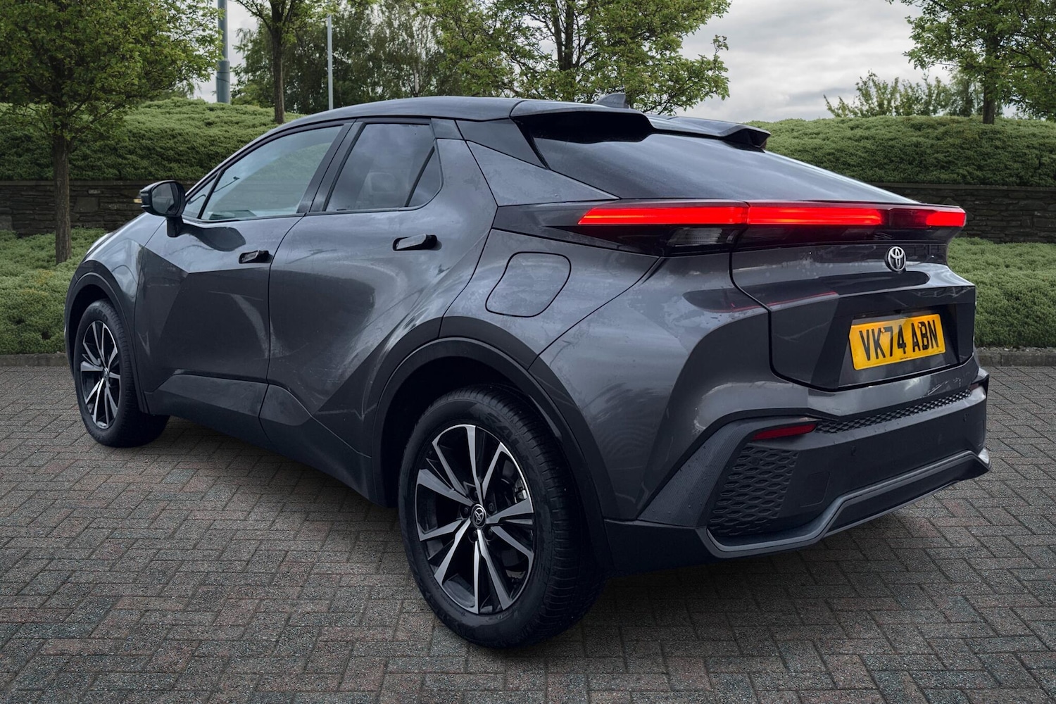 Used Toyota C-HR 2024 for sale - 76937252: Photo 4