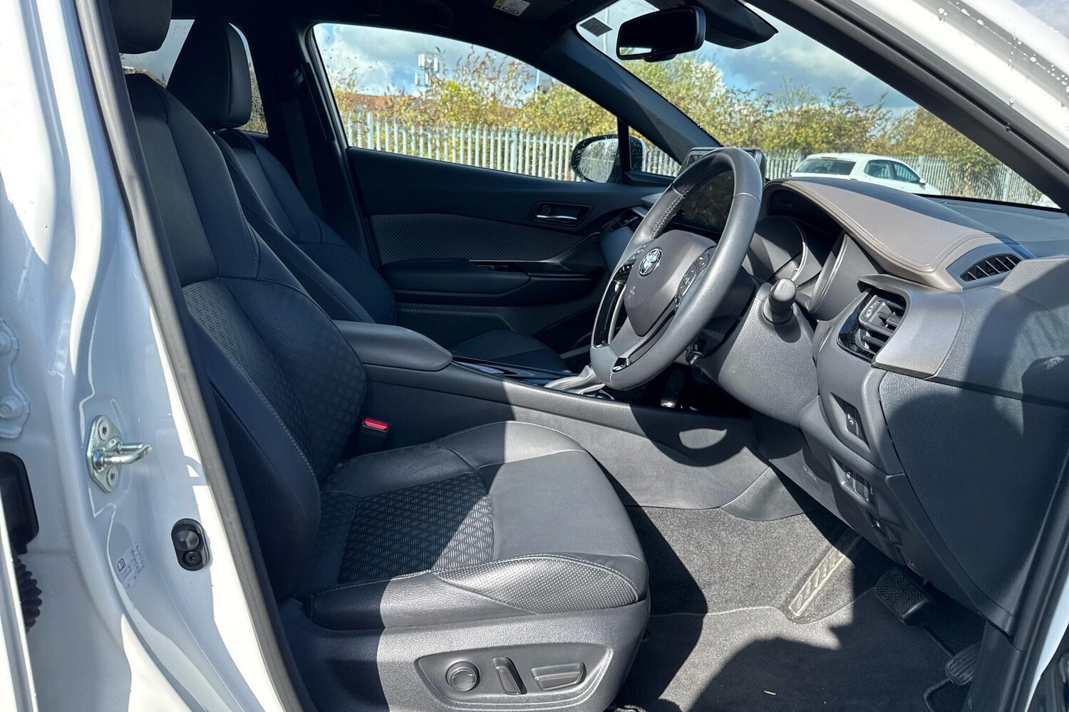 Used Toyota C-HR 2023 for sale - 76730677: Photo 11