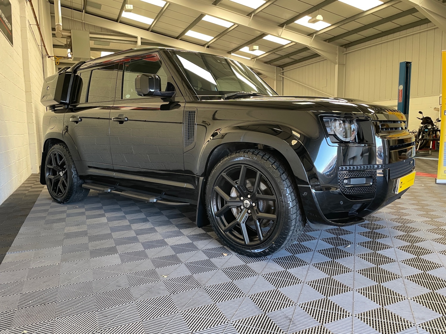 Used Land Rover Defender 2021 for sale - 76693515: Photo 3