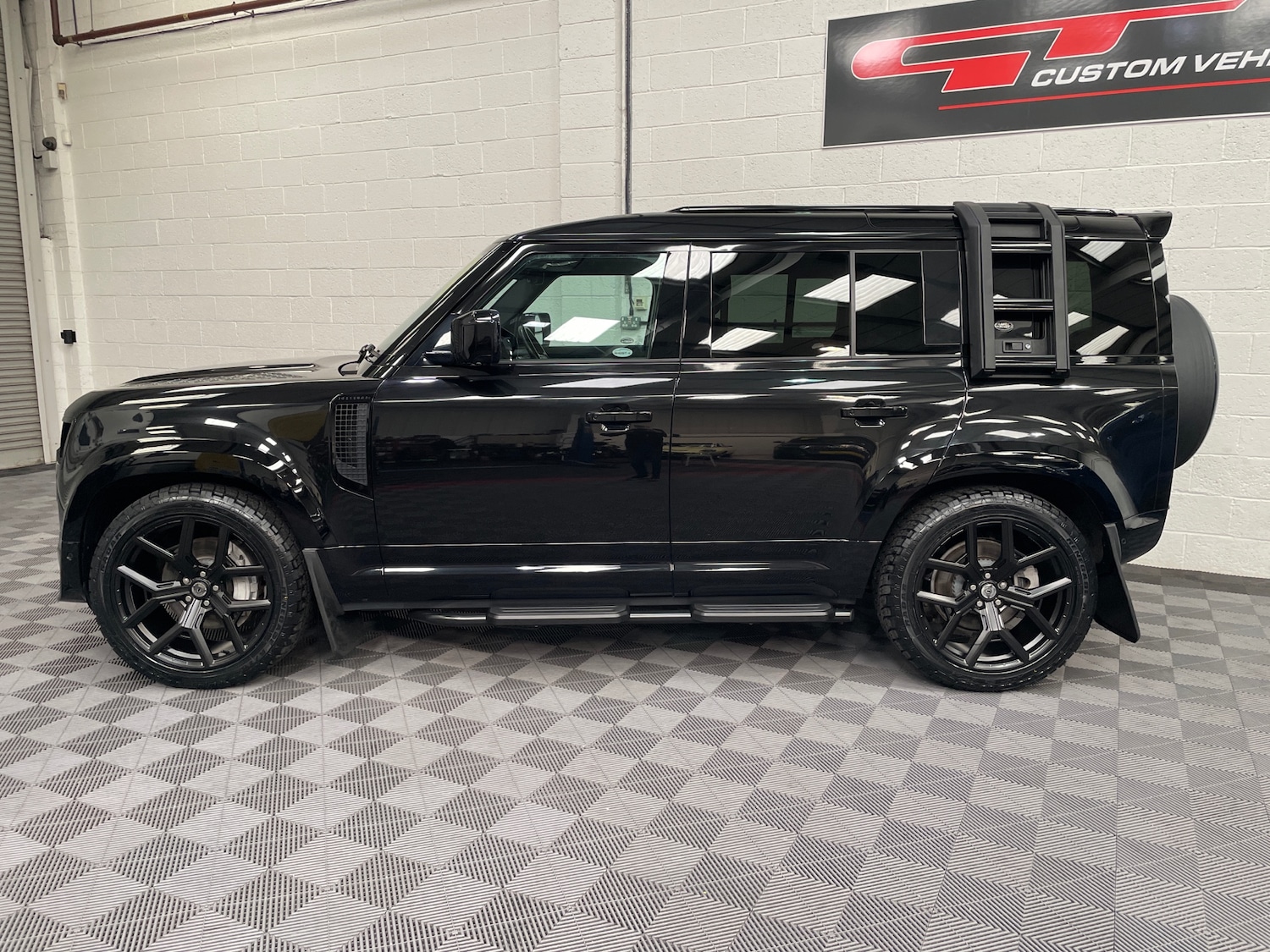 Used Land Rover Defender 2021 for sale - 76693515: Photo 5