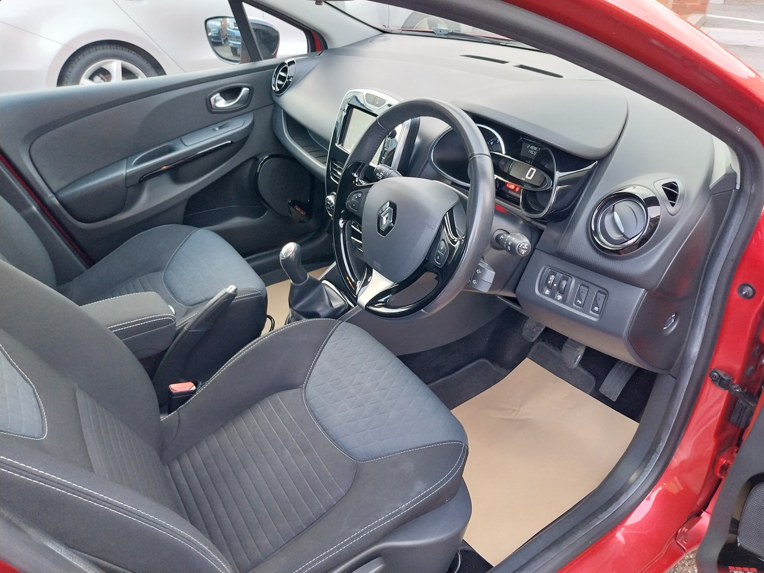 Used Renault Clio 2015 for sale - 76352135: Photo 13
