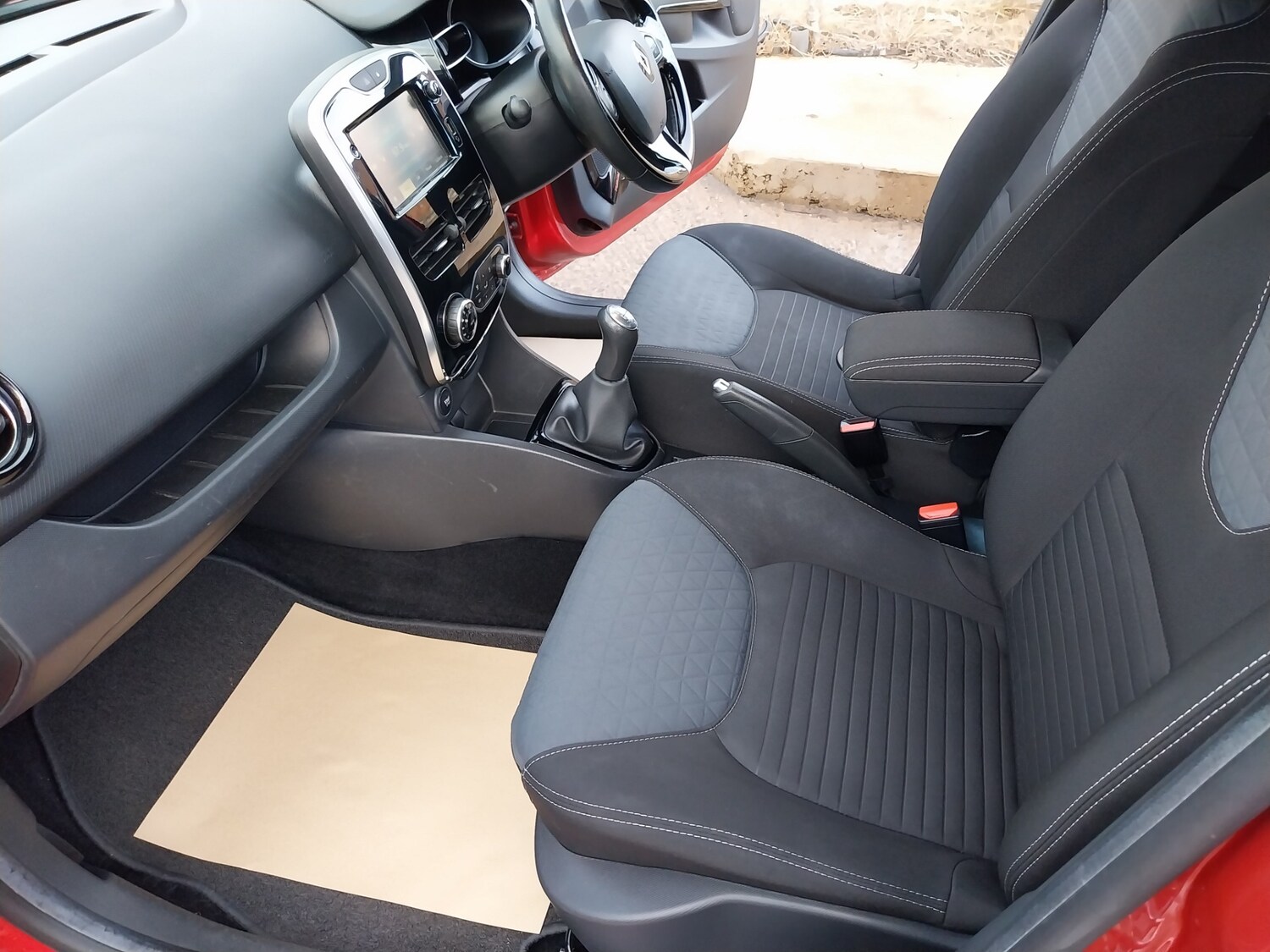 Used Renault Clio 2015 for sale - 76352135: Photo 18