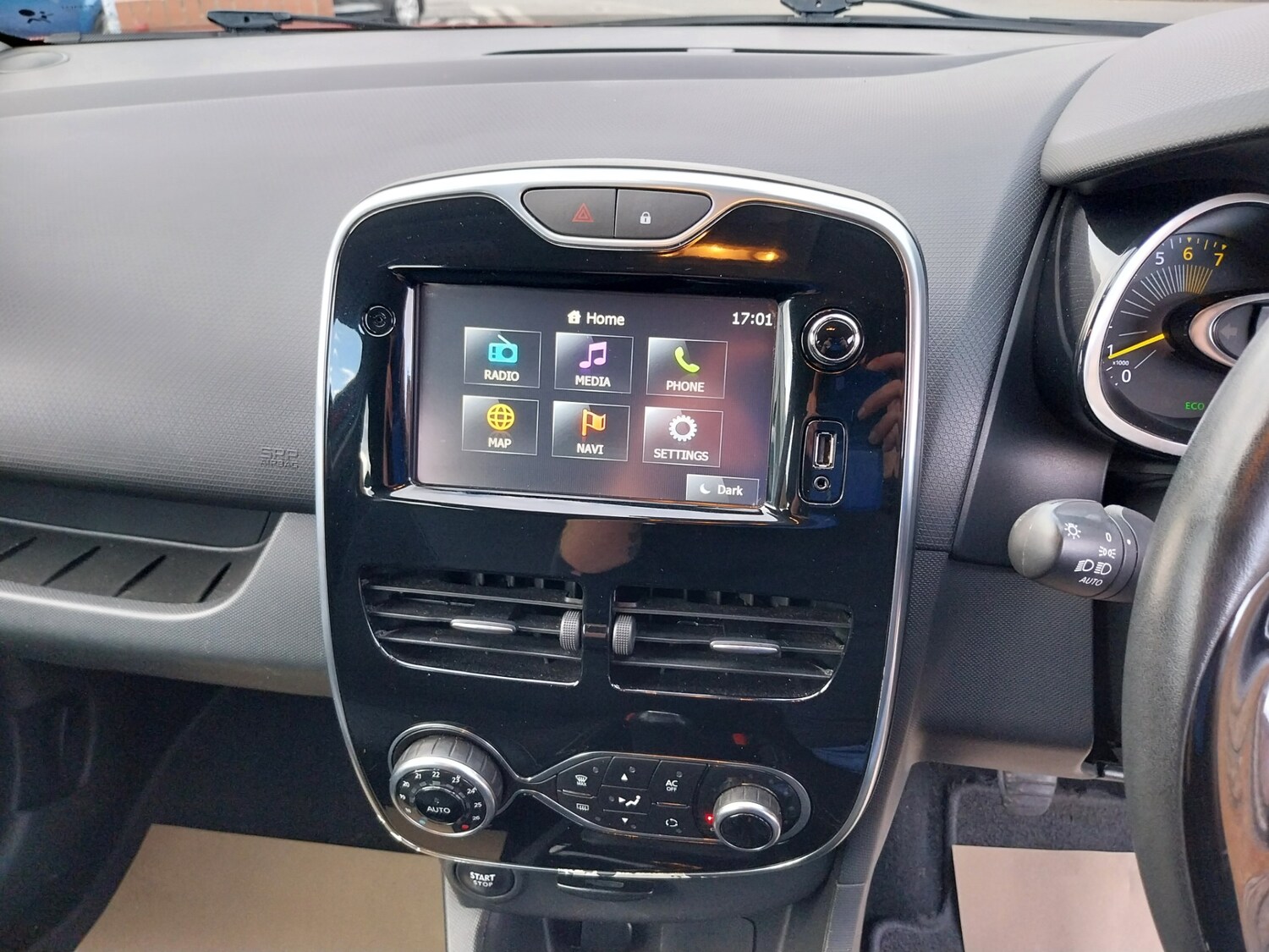 Used Renault Clio 2015 for sale - 76352135: Photo 20