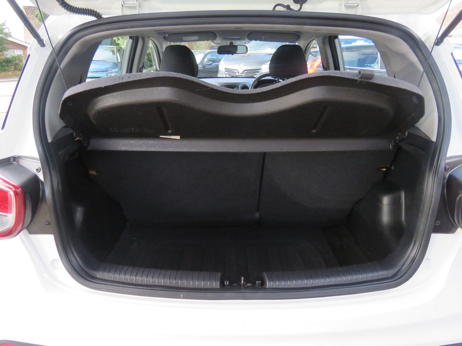 Used Hyundai i10 2017 for sale - 77657733: Photo 10