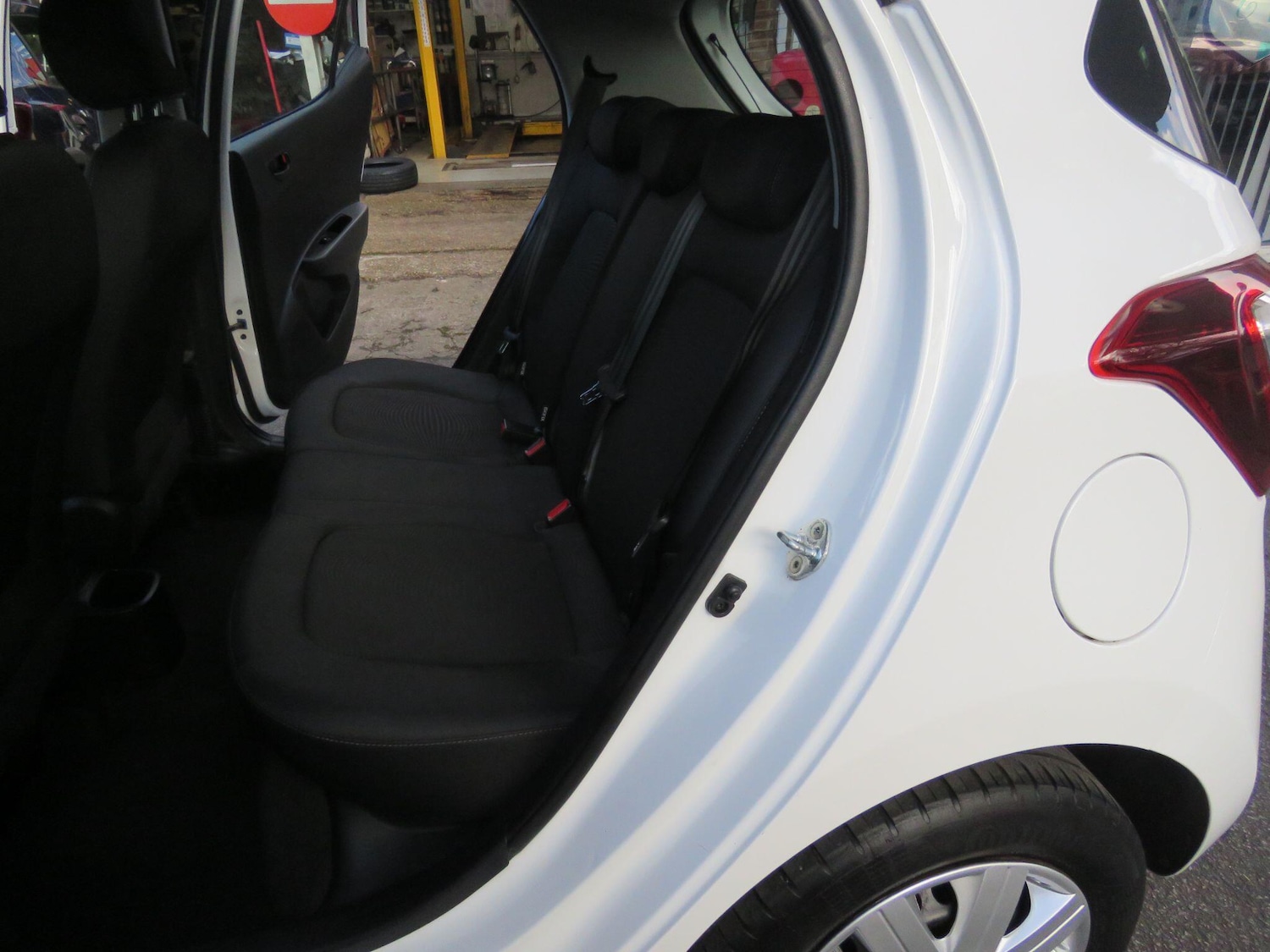 Used Hyundai i10 2017 for sale - 77657733: Photo 47