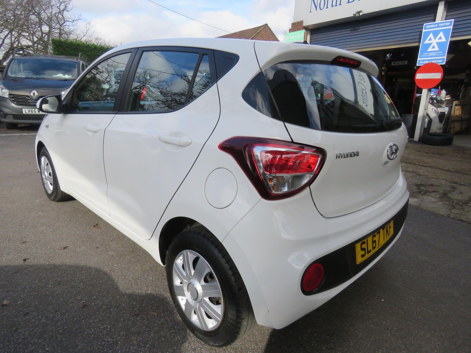 Used Hyundai i10 2017 for sale - 77657733: Photo 6
