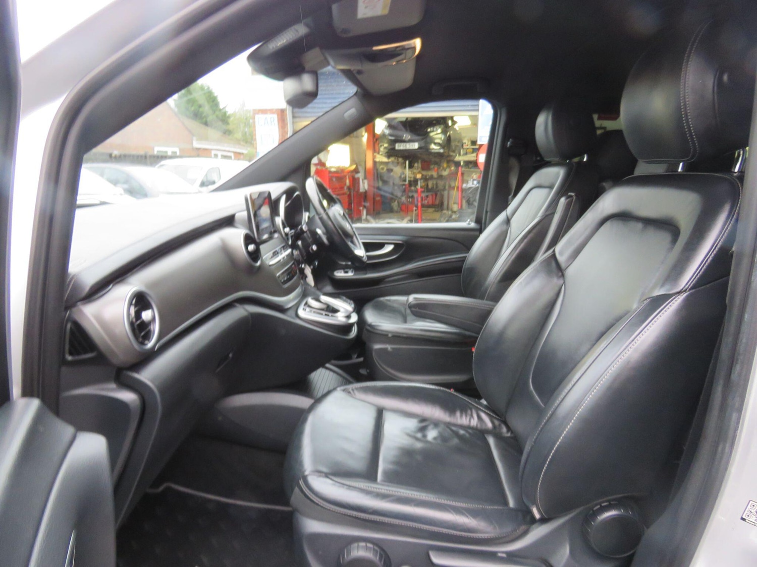 Used Mercedes-Benz V-Class 2015 for sale - 77155899: Photo 8