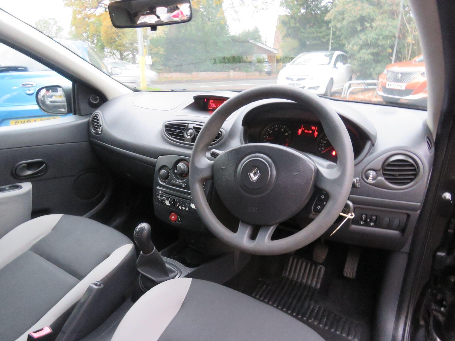 Used Renault Clio 2010 for sale - 76457300: Photo 9