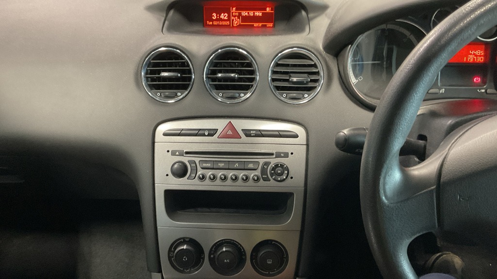 Used Peugeot 308 2013 for sale - 76952207: Photo 11