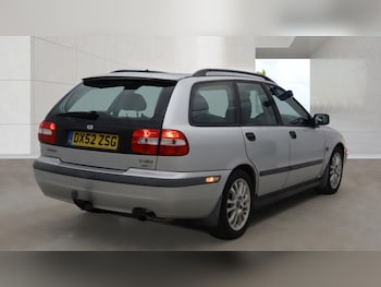Used Volvo V40 2002 for sale - 79192410: Photo