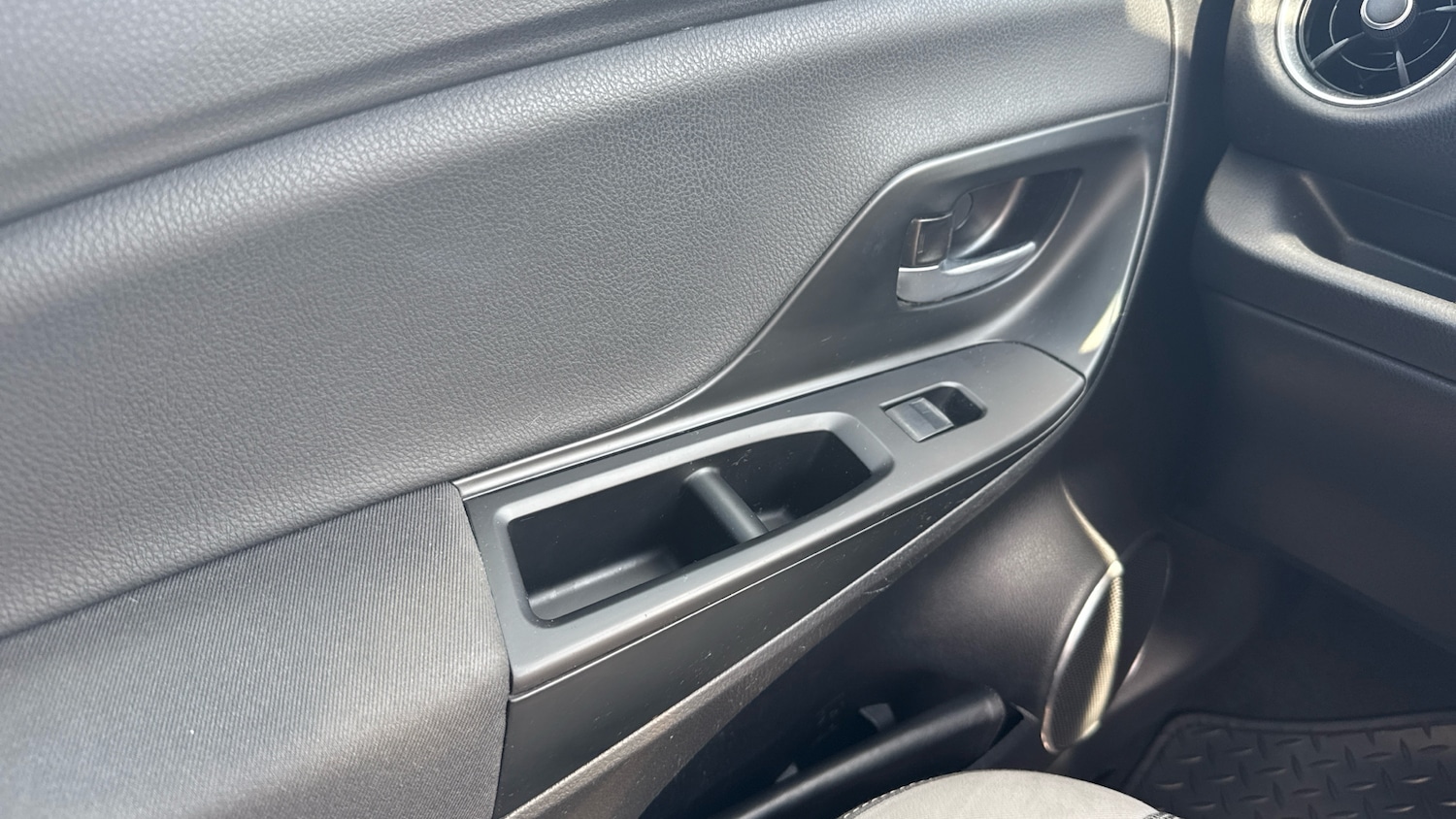 Used Toyota Yaris 2020 for sale - 75636225: Photo 41