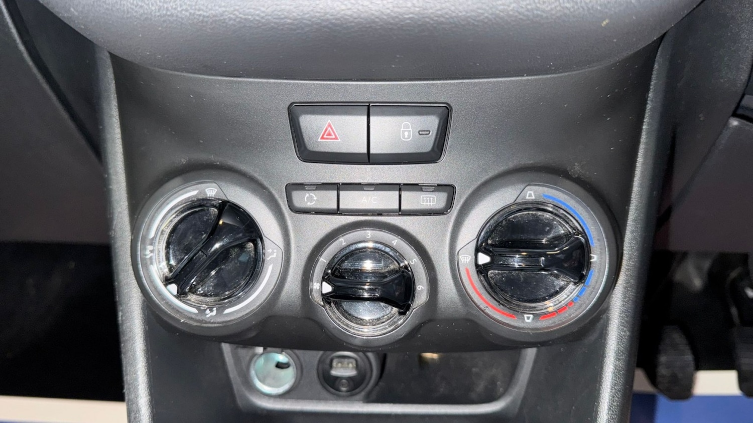 Used Peugeot 208 2014 for sale - 77162151: Photo 24