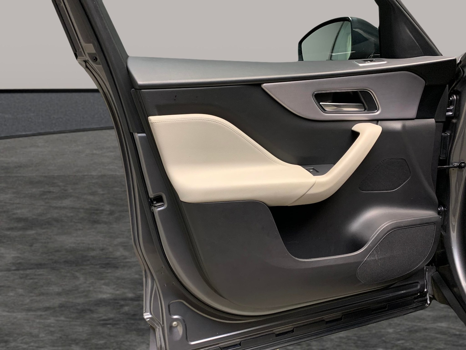 Used Jaguar F-Pace 2018 for sale - 76796937: Photo 28