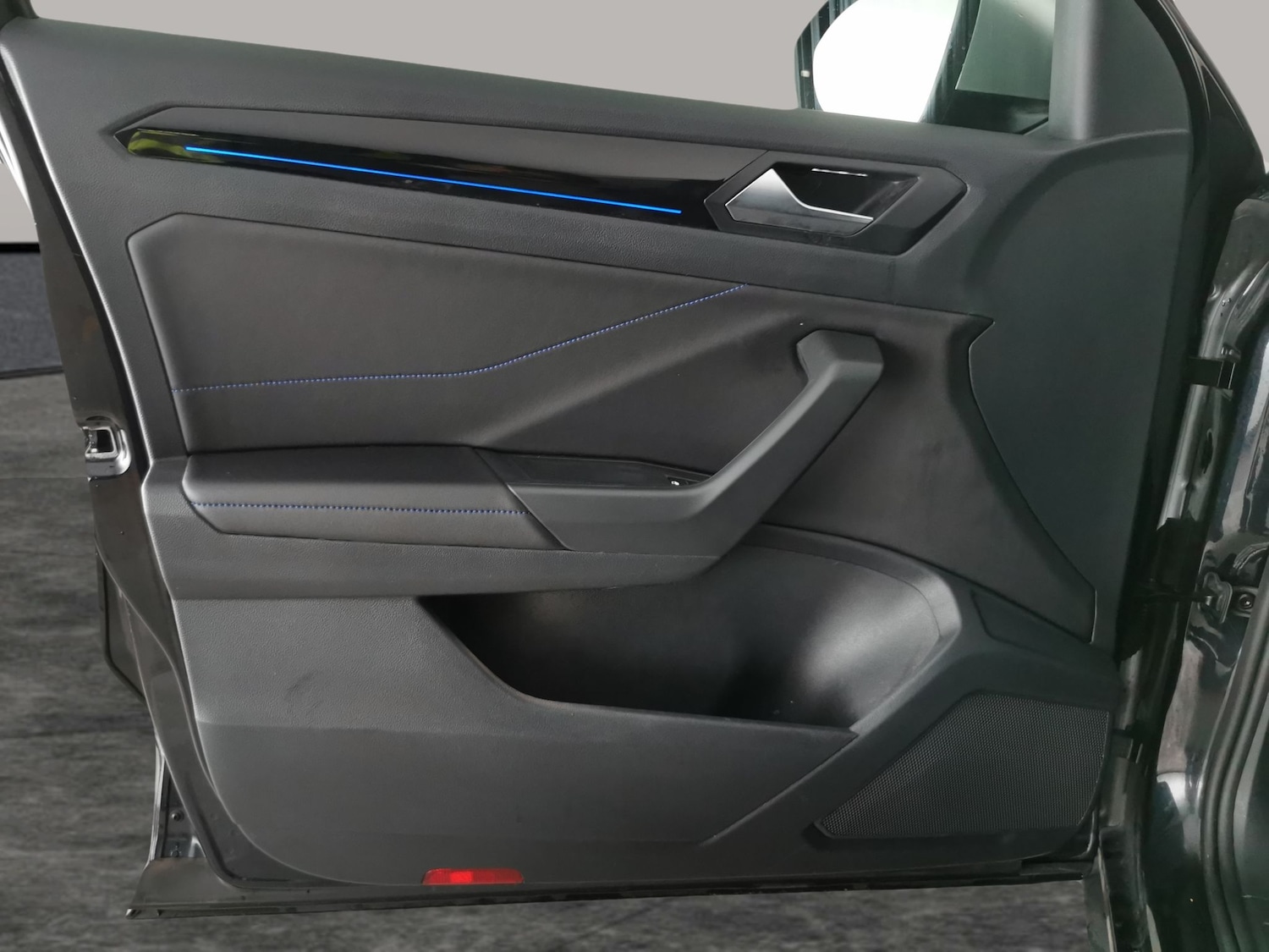 Used Volkswagen T-Roc 2023 for sale - 76719926: Photo 30