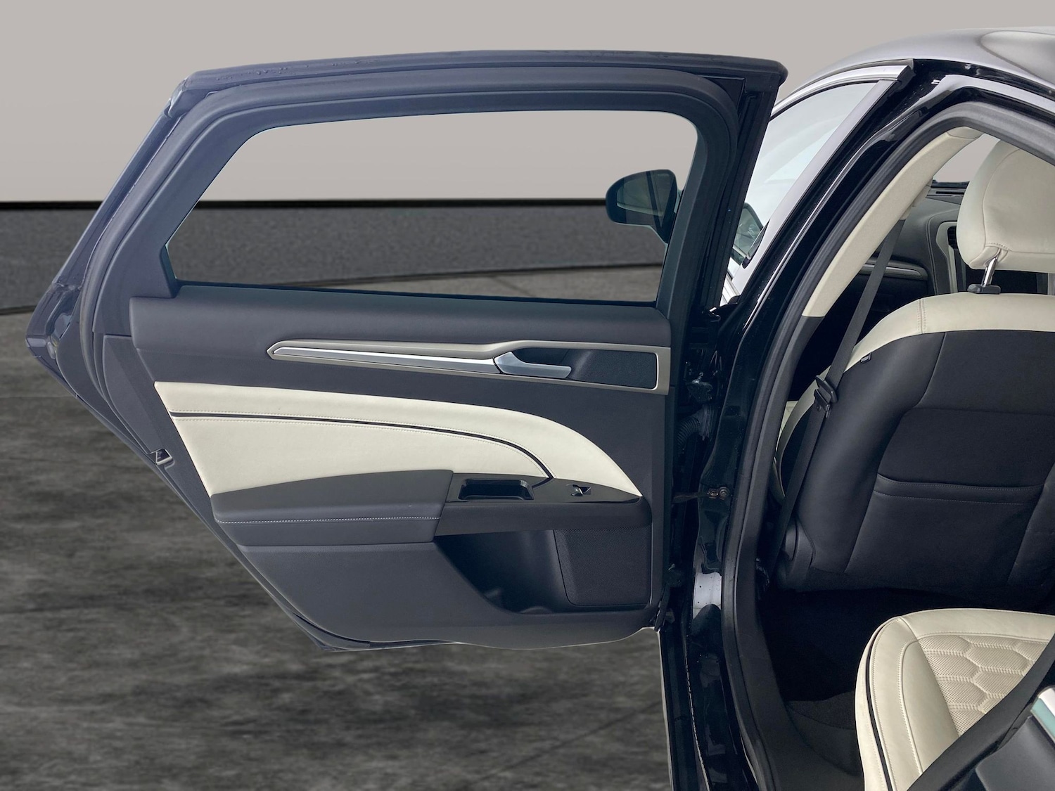 Used Ford Mondeo 2015 for sale - 76854799: Photo 27