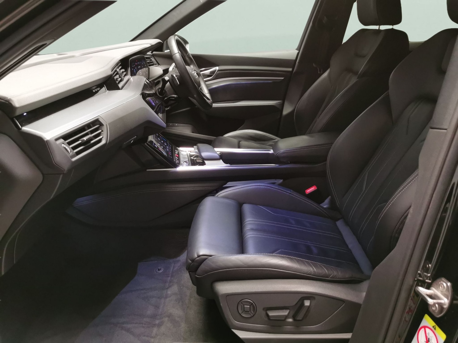 Used Audi e-tron 2023 for sale - 77629818: Photo 4