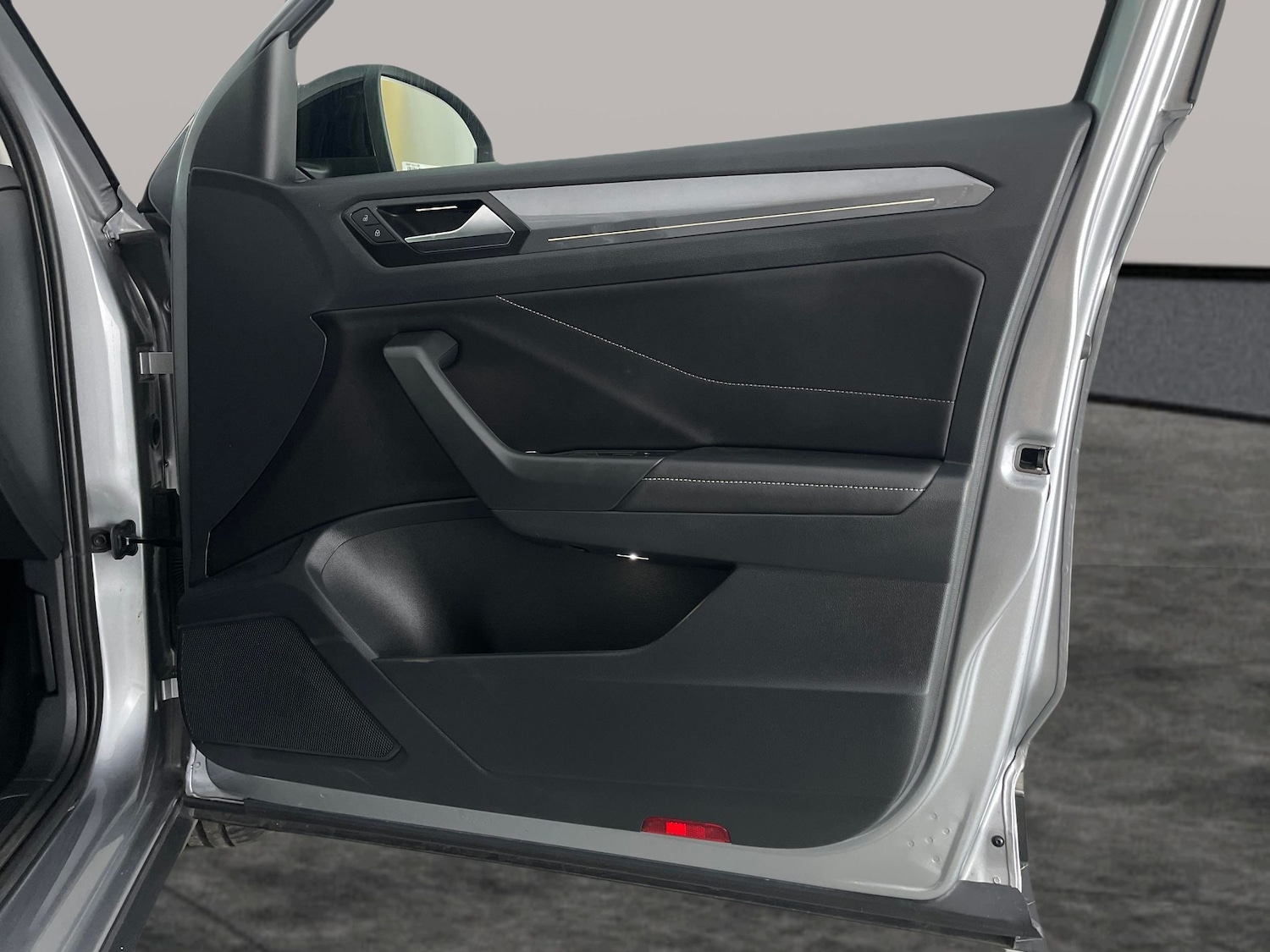 Used Volkswagen T-Roc 2023 for sale - 76525996: Photo 34