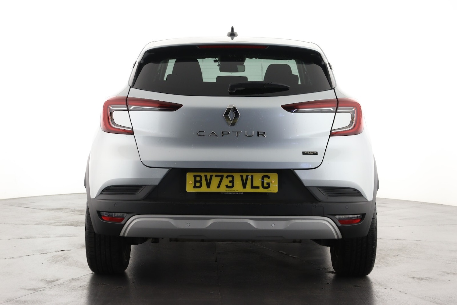 Used Renault Captur 2023 for sale - 76869498: Photo 2