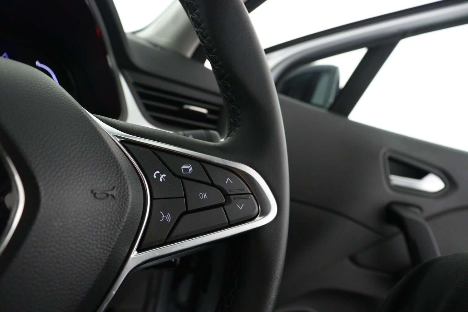 Used Renault Captur 2023 for sale - 76869498: Photo 22