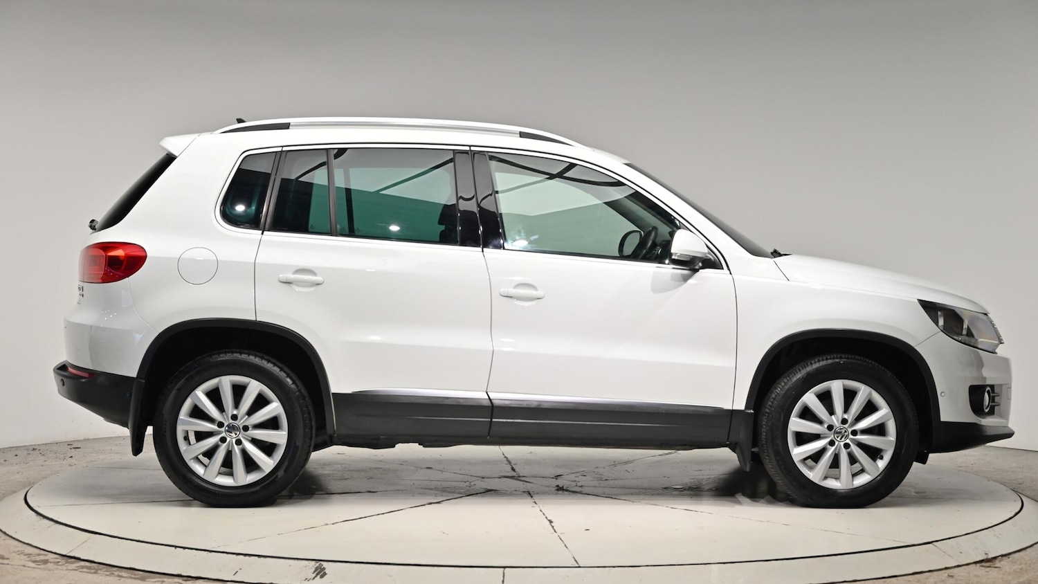 Used Volkswagen Tiguan 2014 for sale - 76832852: Photo 4