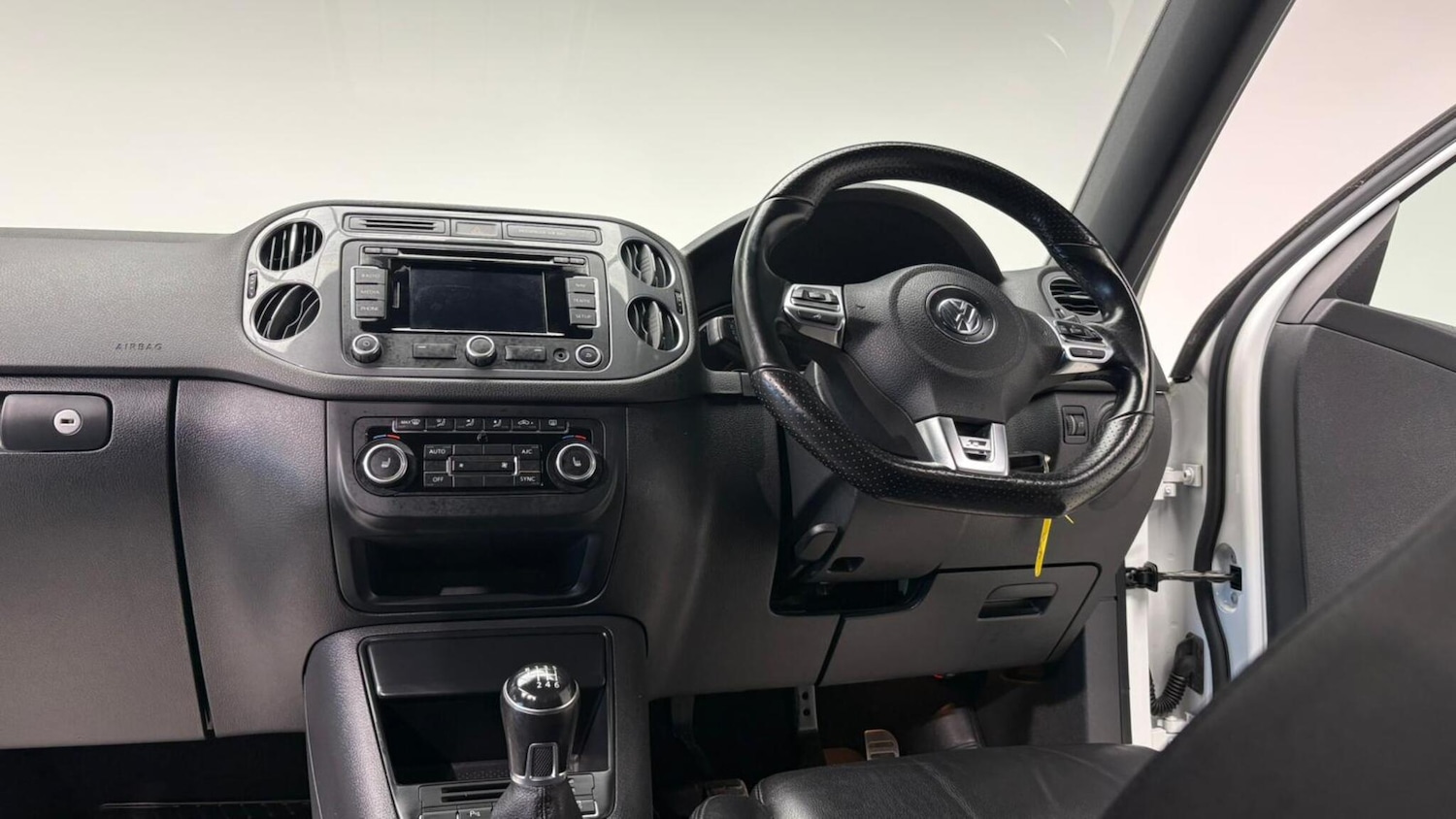 Used Volkswagen Tiguan 2015 for sale - 76613185: Photo 87