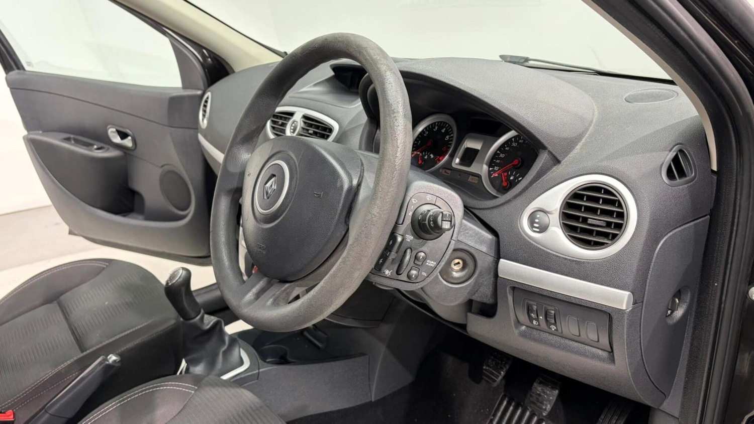 Used Renault Clio 2011 for sale - 76561851: Photo 79