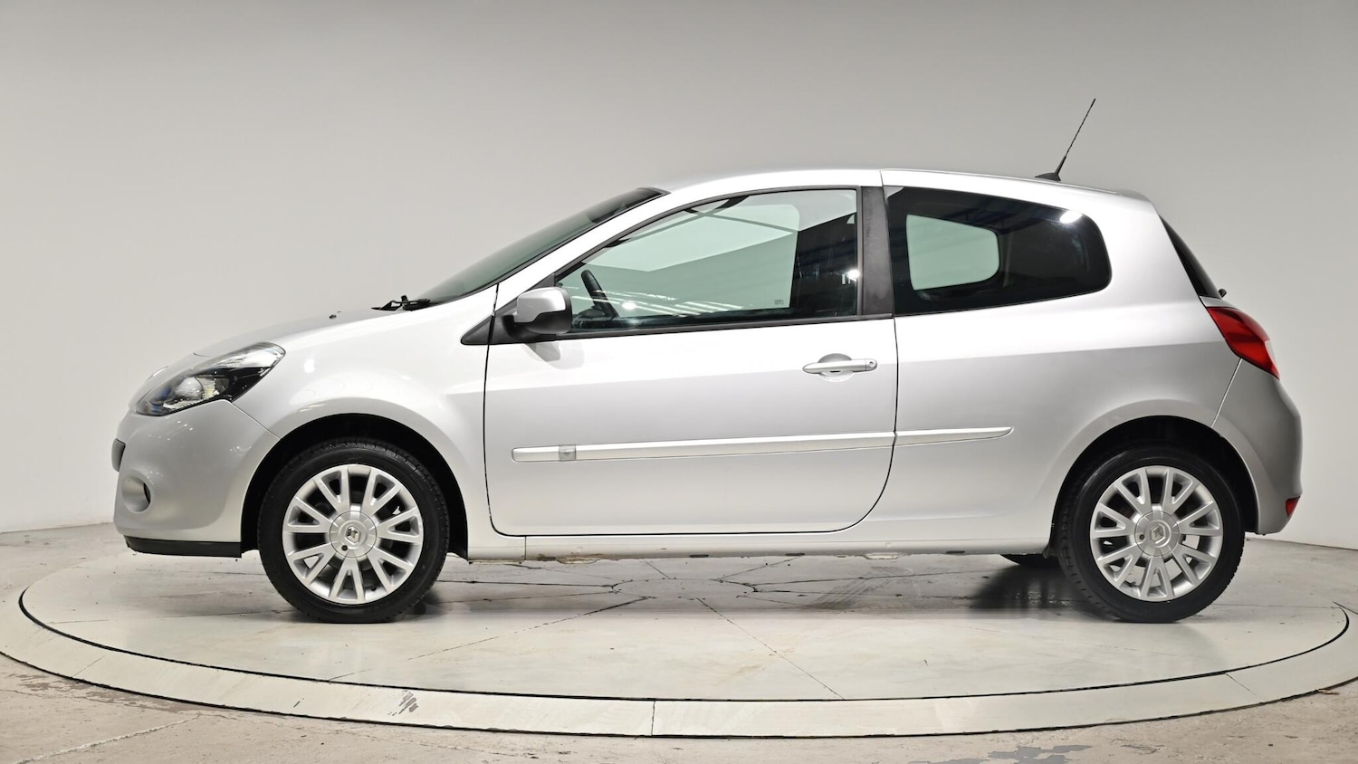 Used Renault Clio 2010 for sale - 76991188: Photo 3