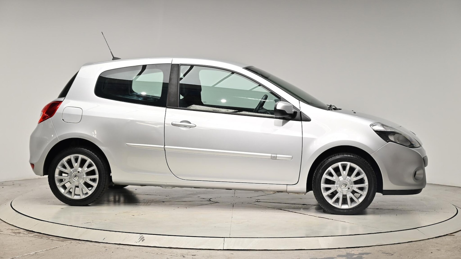 Used Renault Clio 2010 for sale - 76991188: Photo 39