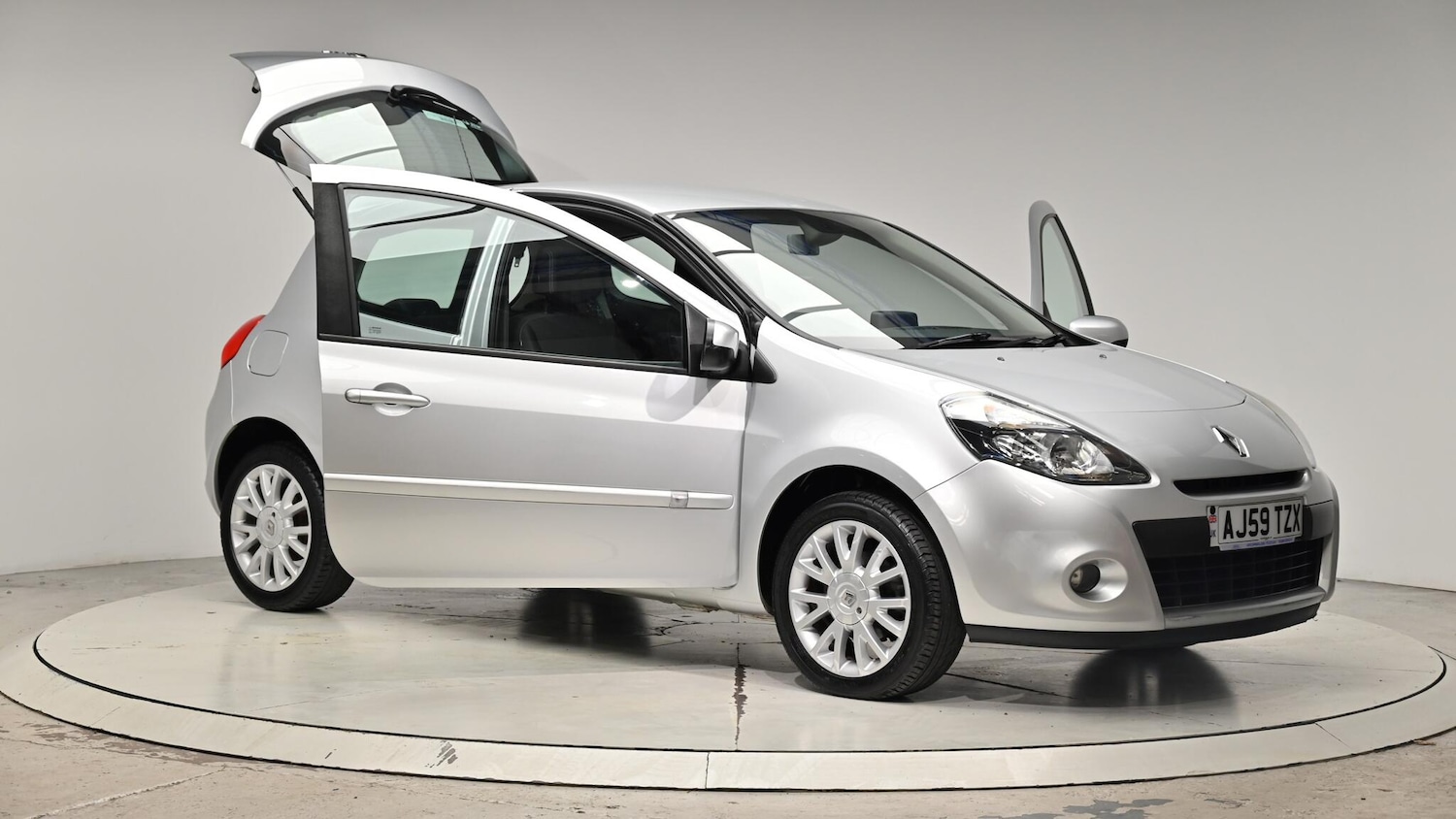 Used Renault Clio 2010 for sale - 76991188: Photo 43