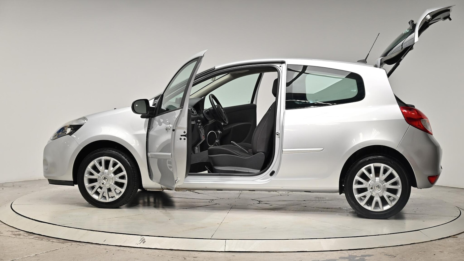 Used Renault Clio 2010 for sale - 76991188: Photo 58