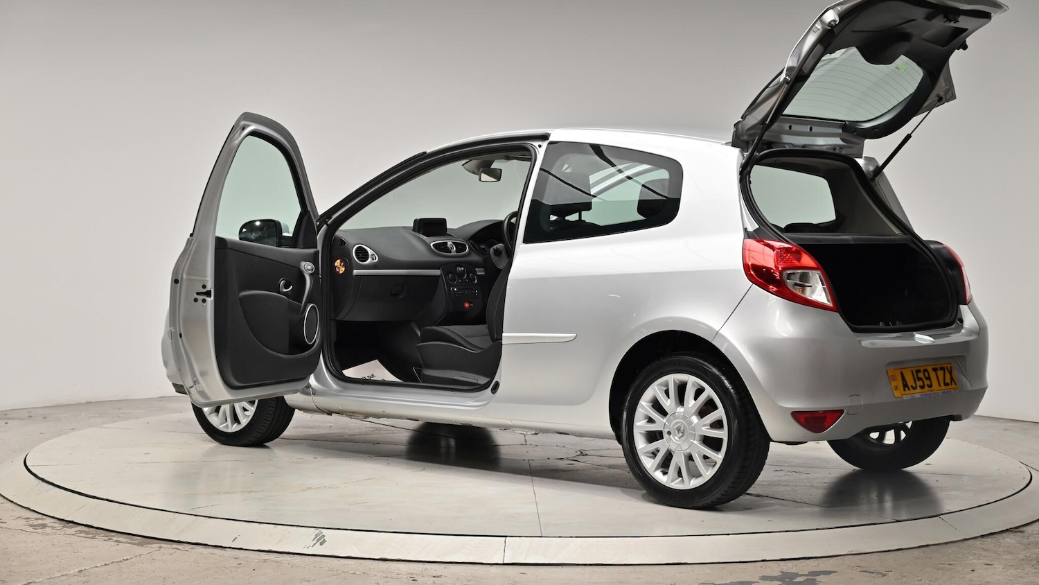 Used Renault Clio 2010 for sale - 76991188: Photo 61