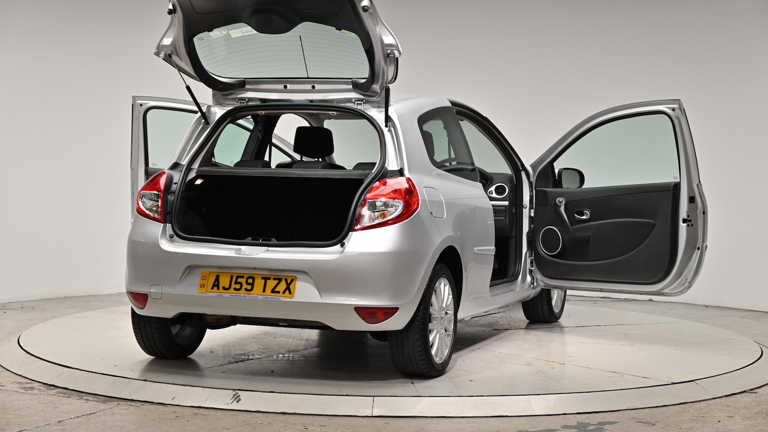 Used Renault Clio 2010 for sale - 76991188: Photo 68