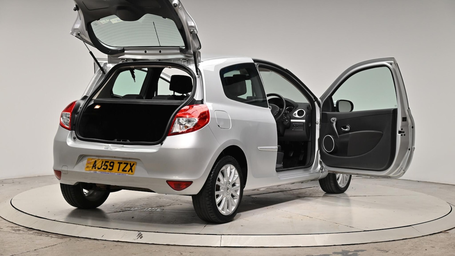 Used Renault Clio 2010 for sale - 76991188: Photo 69