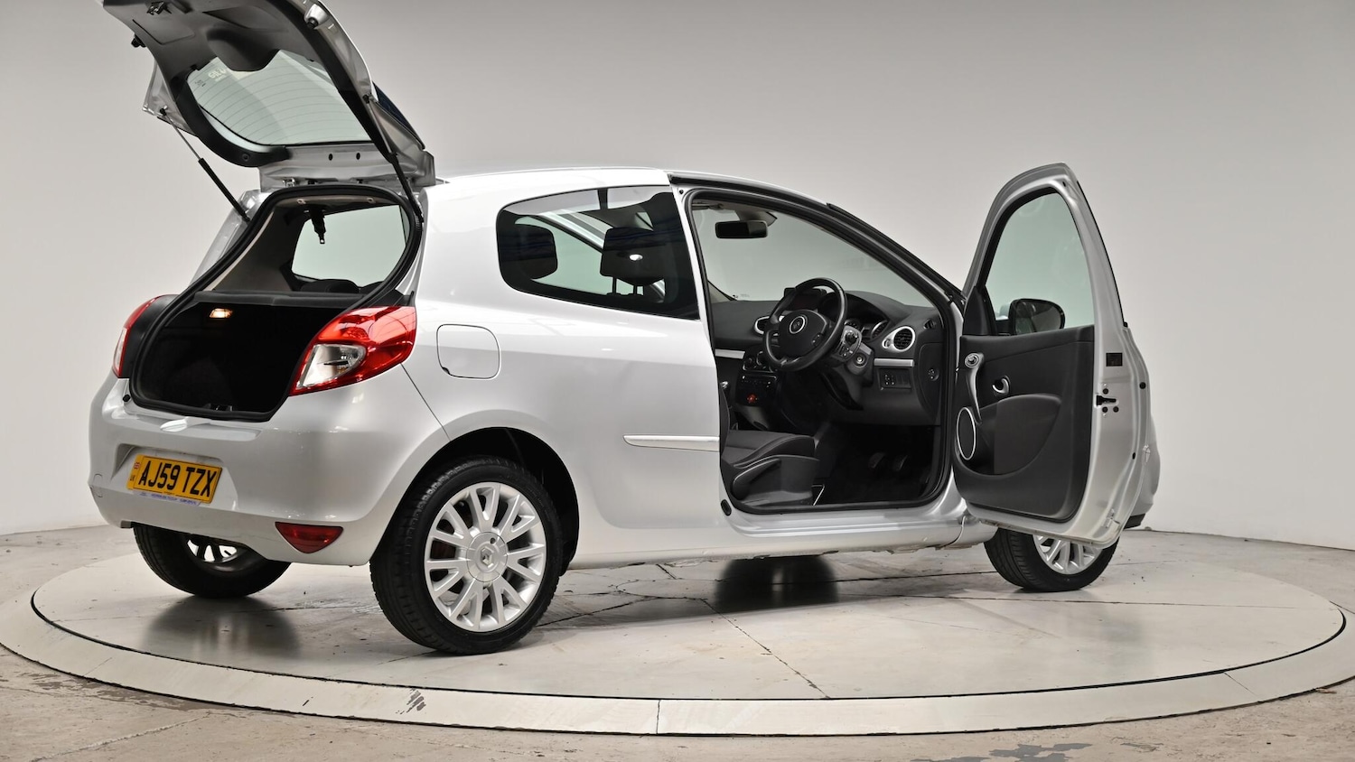 Used Renault Clio 2010 for sale - 76991188: Photo 71