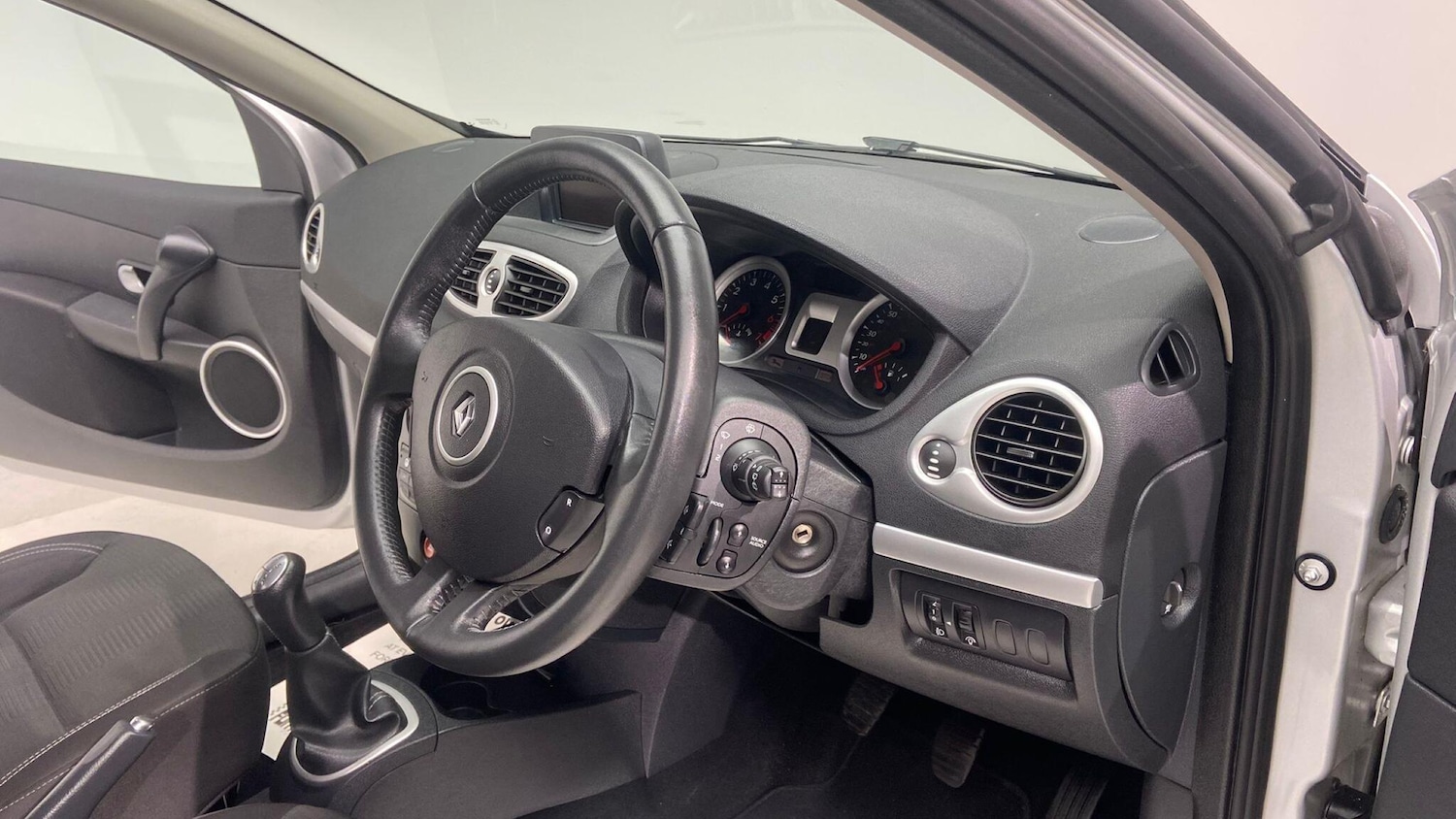 Used Renault Clio 2010 for sale - 76991188: Photo 79